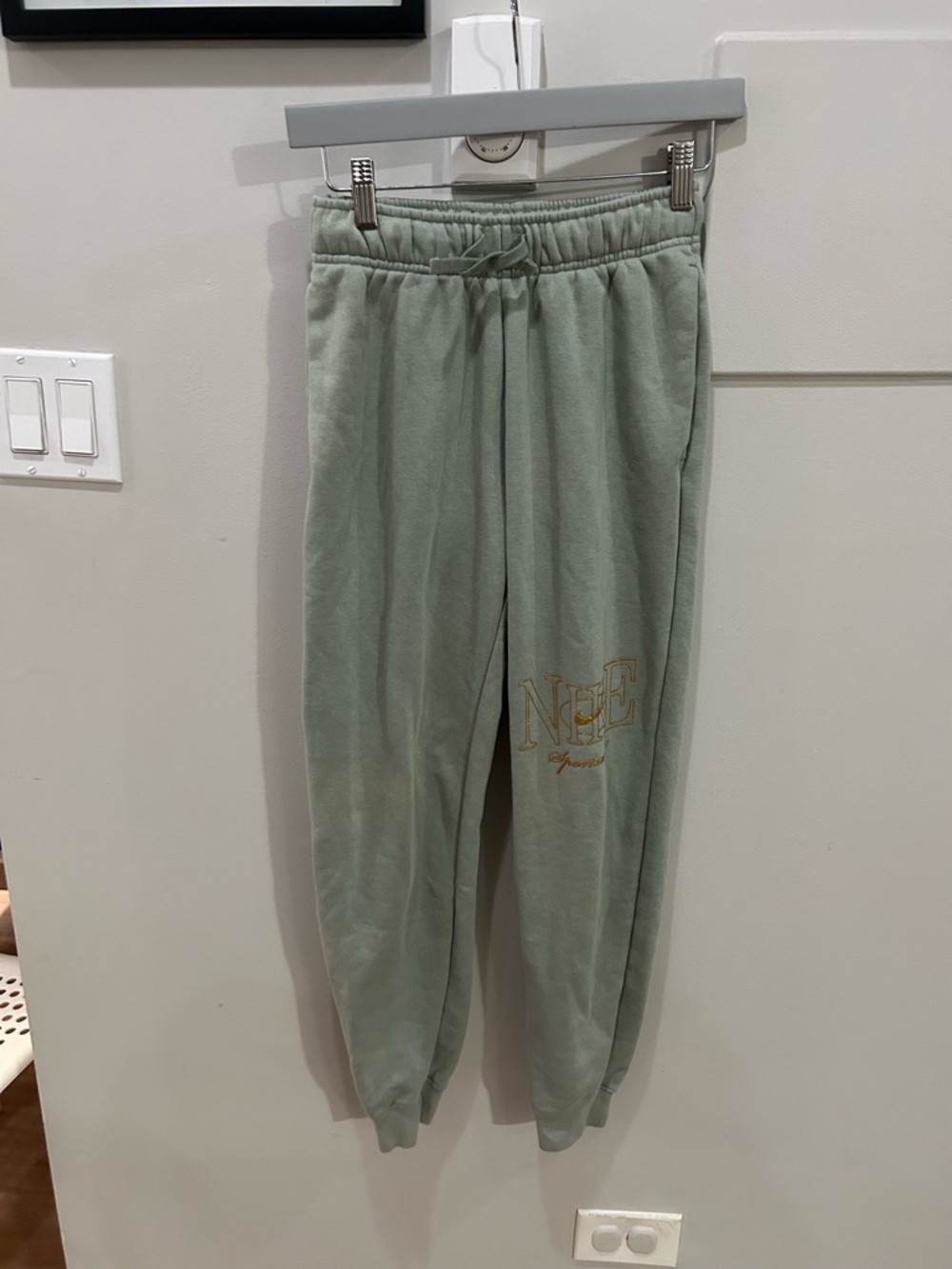 Nike Sportswear Club Fleece Joggers Nike Signature Gold Text Womens MId Rise XS